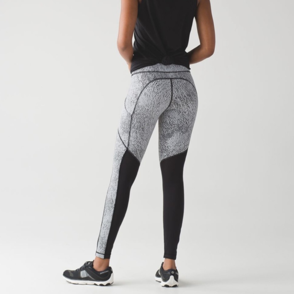 Lululemon Speed Tight V
Power Luxtreme Spray Jacquard White Black/Black Size 10